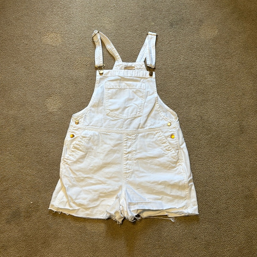 Universal Threads White Denim Overall Shorts. Gold hardwear. Size 6.